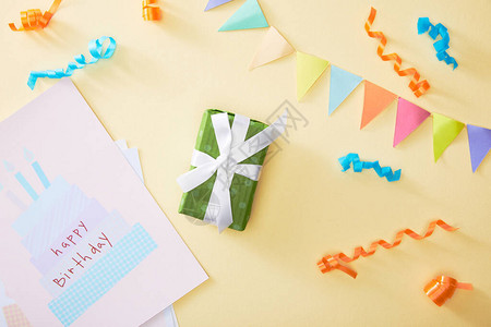 彩色面板和礼物的顶端视图生日贺卡背景图片
