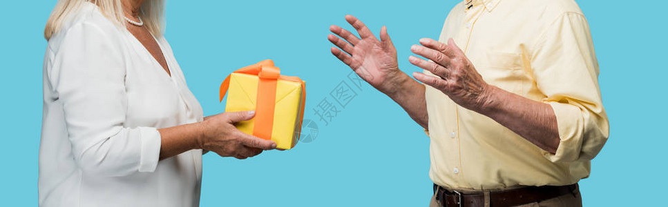 退休妇女给高龄丈夫送黄礼盒的光彩照背景图片