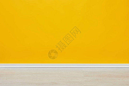 带有木地板的亮光空黄色墙背景图片