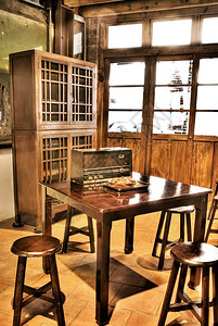 亚洲老房子的室内风景桌子上有图片