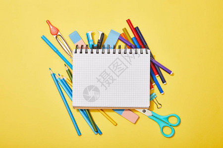 彩色铅笔剪刀橡皮和触觉笔的顶部视图图片
