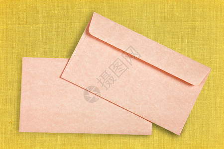 黄色信封和卡片的特写带有阴影图片