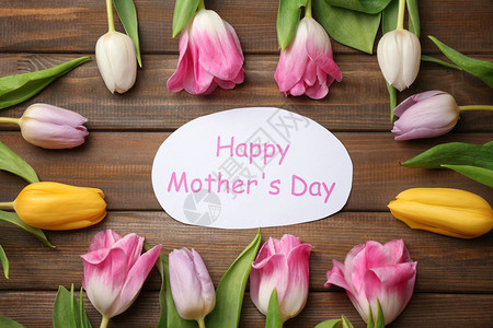 为母亲节制作的美丽的郁金香和手工卡片图片