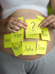 选择未来婴儿名字的孕妇概念图片