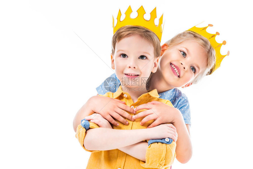 姊妹拥抱兄弟孩子在黄色纸冠上图片
