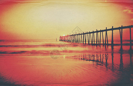 以grunge为背景的大海的木桥图片
