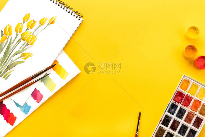 黄色春概念上的花油漆和刷子图图片