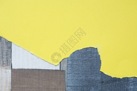 一张空白黄纸用于彩色木质背景上的文字图片