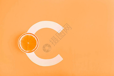 黄色背景的橙色和字母C背景图片