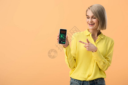 微笑的女人用手指着智能手机图片