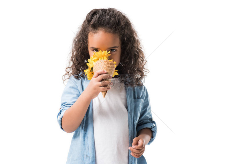 非洲美籍女孩闻着华夫饼的鲜花香味看着在白色图片