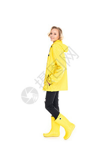 穿着时装的黄色雨衣和白色的雨图片