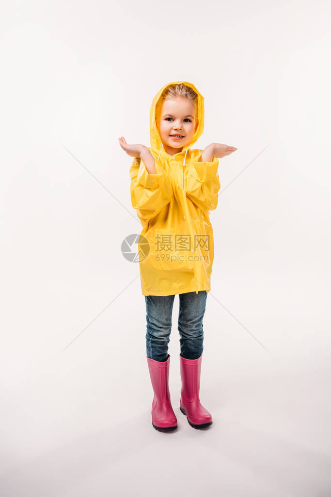 穿着黄色雨衣和橡胶靴子的小孩在图片