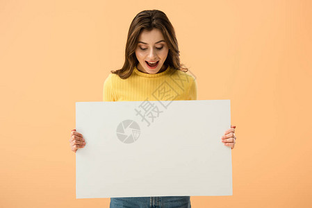 兴奋的黑褐色年轻女拿着空白标牌在橘子图片