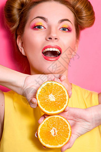 可爱迷人的金发美女肖像手指上涂着橙子图片