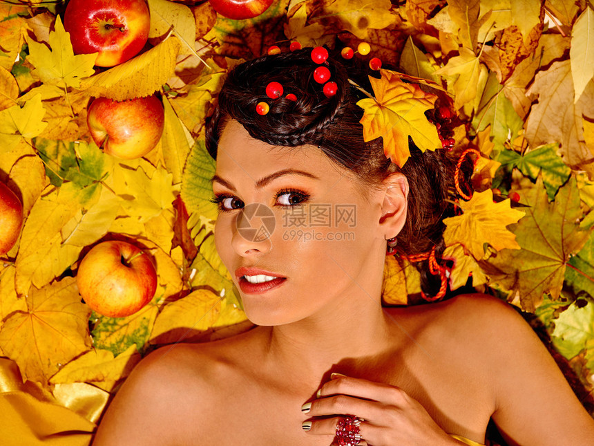 女孩拿着苹果和叶子秋天图片