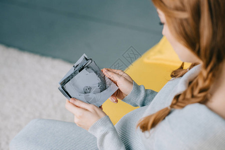 孕妇在起居室内拍摄新生儿照片的图片