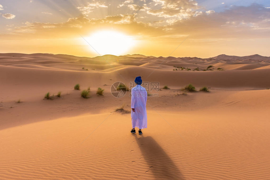 摩洛哥黎明时在撒哈拉沙漠身着传统服装图片