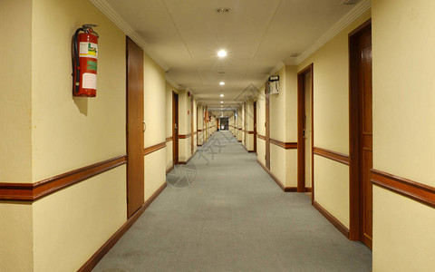 漂亮的酒店走廊铺着地毯图片