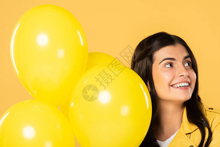 带着黄色气球的快乐女孩图片