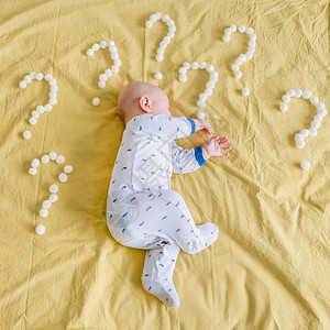 围着婴儿的顶部视角有棉球在床边睡觉造图片