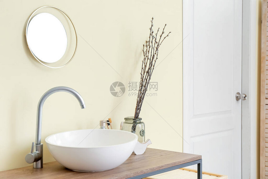 带柳枝的浴室内部图片