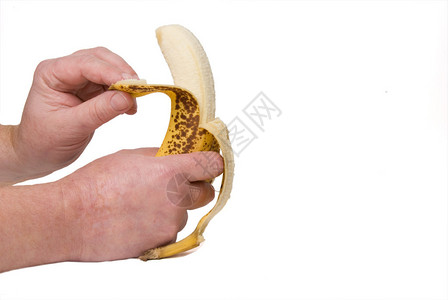 剥新鲜美味香蕉的人图片