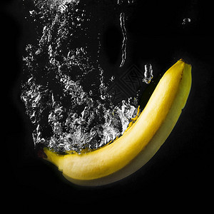 黄色香蕉掉入水中图片