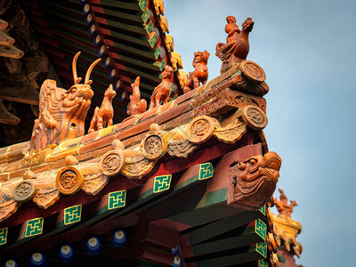 山东省Qufu教科文组织世界遗产地孔子寺的屋顶雕像装饰建筑细节和建筑图案背景图片