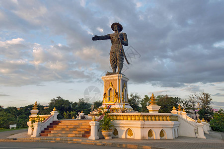 阿伏塞塔老挝万象王国最后一位君主于1805年继位的老挝国王ChaoAnouvongXaiyaSetthathirathV皇家雕像背景