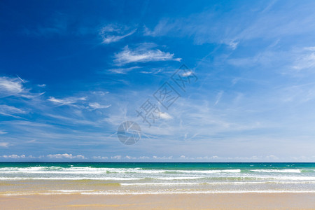 沙滩平静的海和蓝天空图片