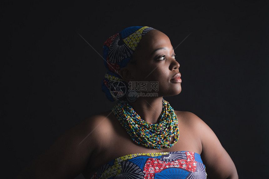 时尚的非洲南部Xhosa女人穿图片
