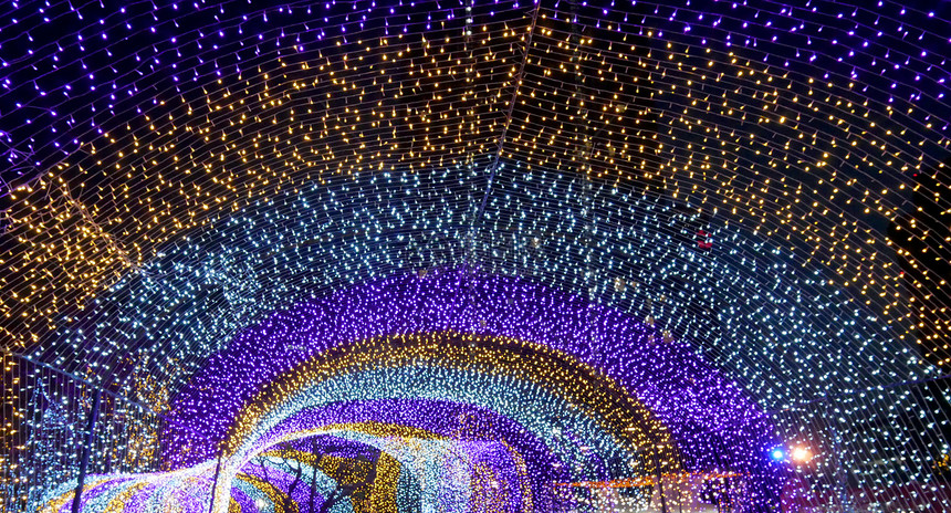 节日隧道多彩的光灯装饰图片