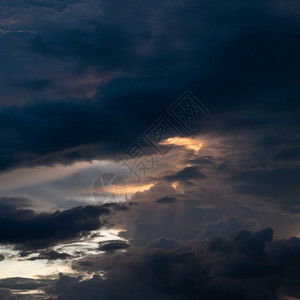 黄昏的夕阳天空阴云密布阳光透过云层图片