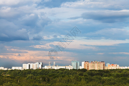 夏天傍晚在城市的粉红日落图片