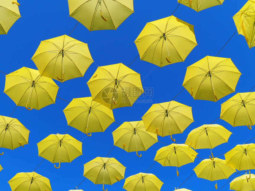 天空中的黄雨伞对图片