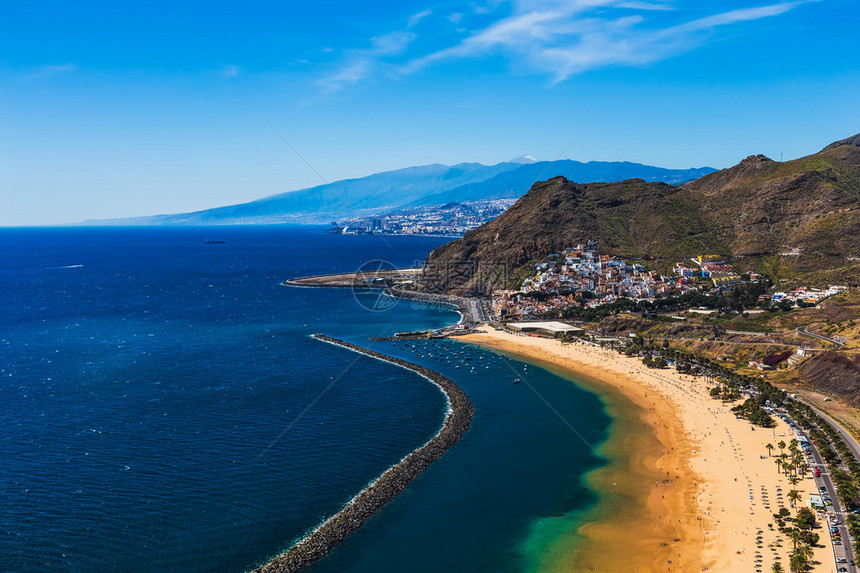 在春季或夏季查看西班牙特内里费加那利岛圣克鲁斯市的大西洋海岸或海岸和海滩LasTeresitas背景图片
