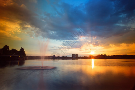 湖中的日落与喷泉图片