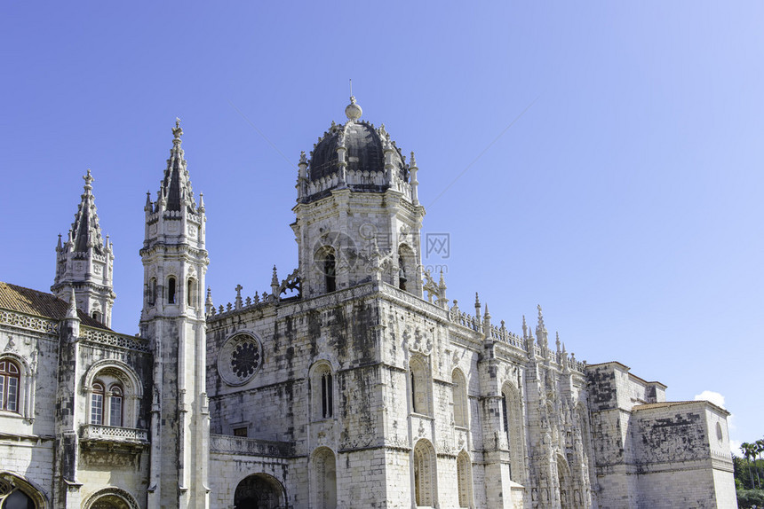 热罗尼莫斯修道院在里斯本与蓝天图片