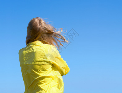 头发女孩在风中飞翔图片