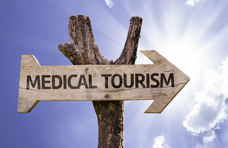 医疗旅游木头标志背景上图片