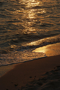 美丽的日落海滩和海浪图片
