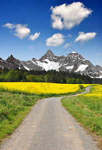 与蓝天的山风景图片