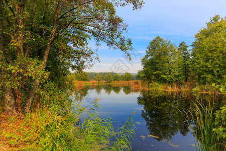 河上美丽的秋天风景图片