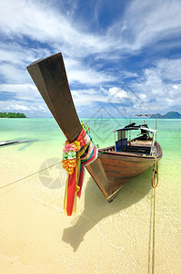 泰国美丽的海滩风景中的泰国传统船图片