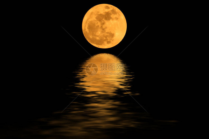 超级月亮黄色和水中的阴影图片