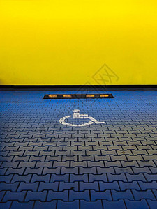 为残疾人预留蓝色车位在购物中心停车场绘的国背景图片