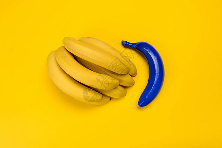 蓝色和黄色香蕉的顶端景色孤立在黄色图片