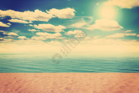 复古海滩和沙滩与白云蓝天背景图片