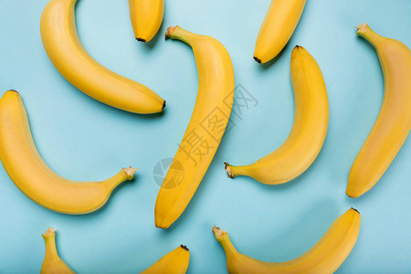 蓝色的成熟的香蕉上的新鲜黄图片